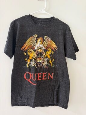 Queen Graphic Tee Womens M Dark Gray Like New Band Crest Short Sleeve Shirt